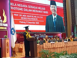 Hadiri Wisuda UNP, Mahfud Ingatkan 84% Koruptor Lulusan Perguruan Tinggi
