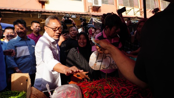 Menteri Perdagangan Zulkifli Hasan (Zulhas) meninjau stok barang pokok (bapok) yang ada di Pasar Pagi Tos 3000 Batam, Kepulauan Riau. Zulhas mendapati harga cabai hingga ayam berada di harga yang murah.