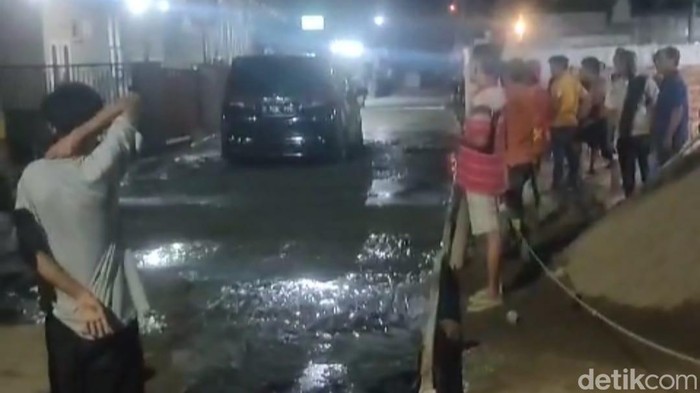 Mobil diduga milik pengacara terobos jalan yang baru dicor di Palembang.