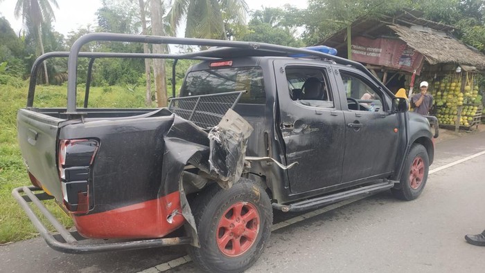 Mobil rombongan Anies yang mengalami kecelakaan di Aceh Timur. (Foto: Dok. Polda Aceh)