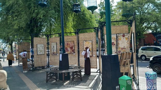 Pameran eco-hibition yang menanpilkan hasil karya mahasiswa UNS Solo, Minggu (17/12/2023). Pameran eco-hibition yang menanpilkan hasil karya mahasiswa UNS Solo, Minggu (17/12/2023).