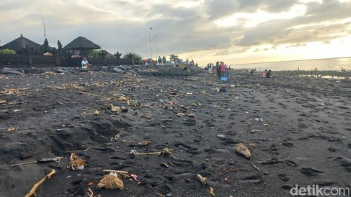 Pantai Watu Klotok di Klungkung, Bali, dipenuhi sampah.