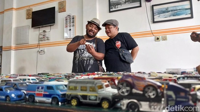 Pehobi diecast melihat koleksi miniatur mobil.