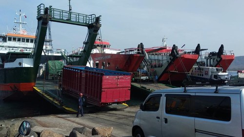 Aktivitas di Pelabuhan Gilimanuk, Kecamatan Melaya, Kabupaten Jembrana, Bali masih landai, Minggu (17/12/2023).