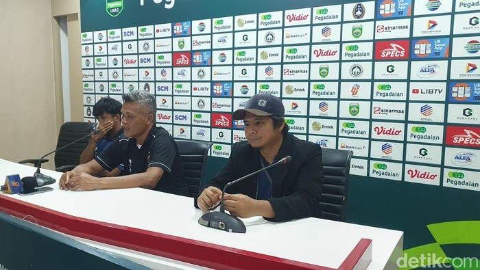 Pelatih SFC Hendri Susilo dan pemain kecewa usai gagal lolos ke Liga 1
