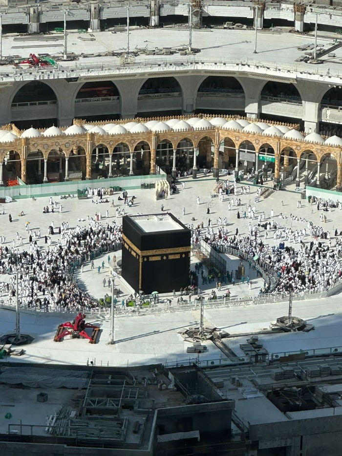 Pembongkaran pagar penutup Kabah pasca pemeliharaan berkala, Jumat (15/12/2023).