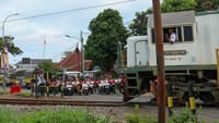 Dari 740 perlintasan tanpa palang pintu di Jawa Timur, Dinas Perhubungan provinsi telah membangun 37 palang pintu di tambah 34 palang pintu dibangun oleh pemerintah Kabupaten-kota. Hal itu dilakukan sebagai upaya meningkatkan keselamatan bagi penggunaan jalan.