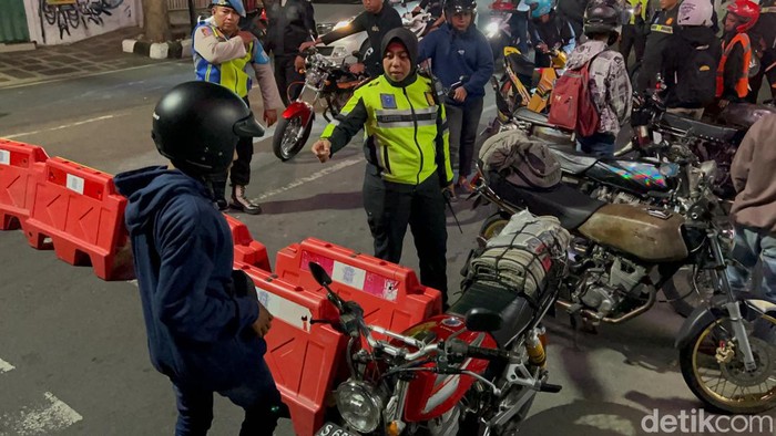 Pengendara sepeda motor diberhentikan saat razia di Kediri.