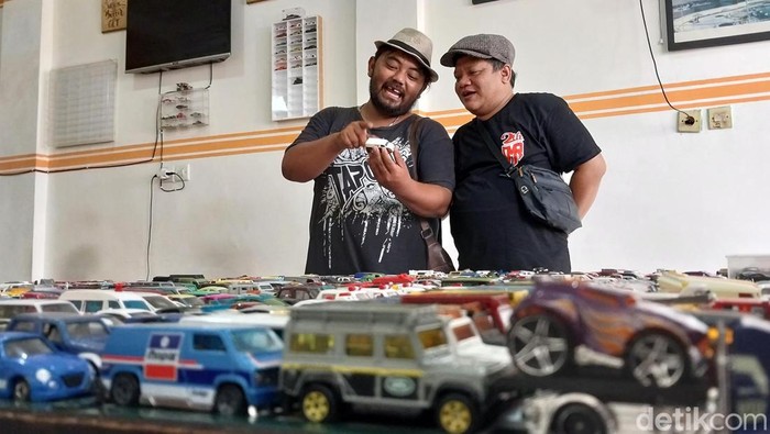 Penghobi diecast di Malang Pamerkan 2512 miniatur mobil Para penghobi mainan dieacst di Malang memamerkan 2512 minitaur mobil dengan berbagai model, Minggu (17/12/2023).