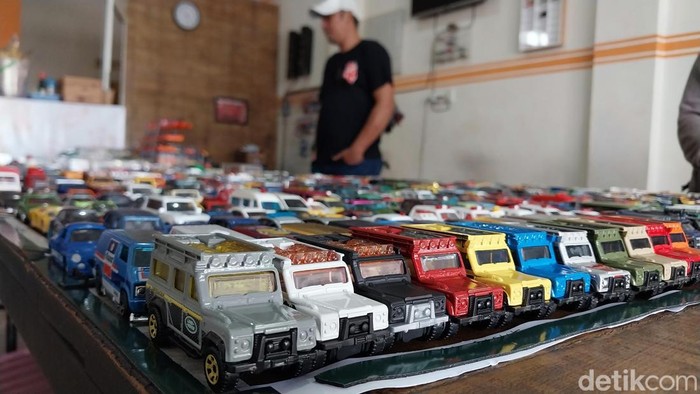 Penghobi diecast di Malang Pamerkan 2512 miniatur mobil Para penghobi mainan dieacst di Malang memamerkan 2512 minitaur mobil dengan berbagai model, Minggu (17/12/2023).