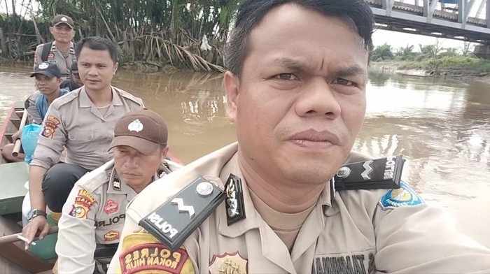 Personel Polsek Sinaboi perjalanan menuju lokasi sosialisasi melewati jalur sungai rawan buaya (Dok Polsek Sinaboi)