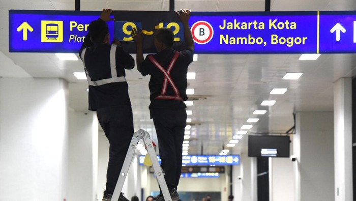 Penumpang berjalan menuju peron di Stasiun Manggarai, Jakarta, Sabtu (16/12/2023).  Dirjen Perkeretaapian Kemenhub melakukan Switch Over (SO) ke-7 di Stasiun Manggarai sebagai bagian dari pengembangan stasiun sentral dengan pengaktifan jalur 1 dan 2 baru beserta peronnya, yang berimbas pada penomoran jalur di Stasiun Manggarai akan mengalami perubahan dan efektif berlaku mulai 17 Desember 2023. ANTARA FOTO/Indrianto Eko Suwarso/rwa.