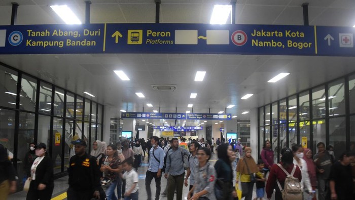 Penumpang berjalan menuju peron di Stasiun Manggarai, Jakarta, Sabtu (16/12/2023).  Dirjen Perkeretaapian Kemenhub melakukan Switch Over (SO) ke-7 di Stasiun Manggarai sebagai bagian dari pengembangan stasiun sentral dengan pengaktifan jalur 1 dan 2 baru beserta peronnya, yang berimbas pada penomoran jalur di Stasiun Manggarai akan mengalami perubahan dan efektif berlaku mulai 17 Desember 2023. ANTARA FOTO/Indrianto Eko Suwarso/rwa.