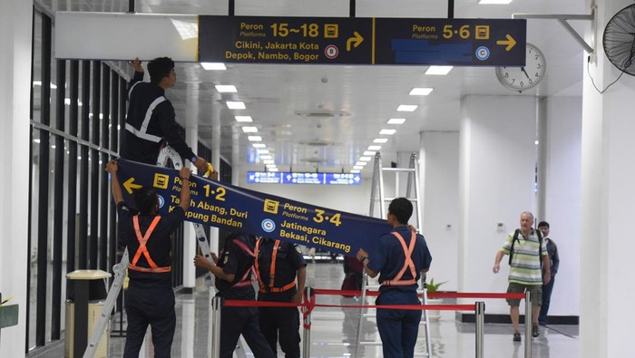 Penumpang berjalan menuju peron di Stasiun Manggarai, Jakarta, Sabtu (16/12/2023).  Dirjen Perkeretaapian Kemenhub melakukan Switch Over (SO) ke-7 di Stasiun Manggarai sebagai bagian dari pengembangan stasiun sentral dengan pengaktifan jalur 1 dan 2 baru beserta peronnya, yang berimbas pada penomoran jalur di Stasiun Manggarai akan mengalami perubahan dan efektif berlaku mulai 17 Desember 2023. ANTARA FOTO/Indrianto Eko Suwarso/rwa.