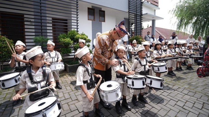 PJ Wali Kota Batu membersamai sejumlah anak peserta drum band.