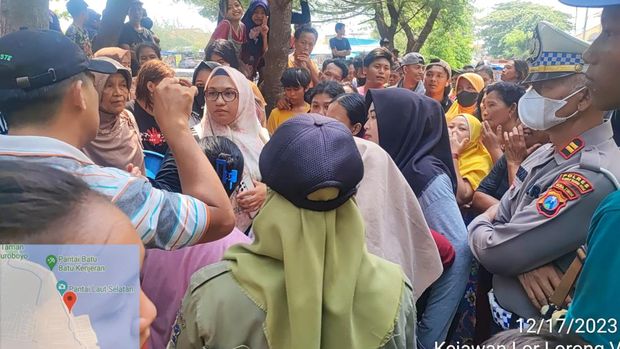 PKL Kenjeran blokade jalan dengan bak sampah