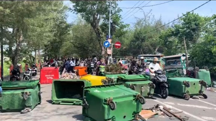 PKL Kenjeran blokade jalan dengan bak sampah