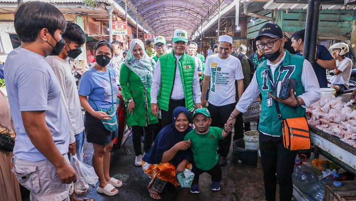 Plt Ketua Umum Partai Persatuan Pembangunan (PPP) Muhamad Mardiono menggelar kegiatan sembako murah di Pasar Pagi Tanjung Pandan, Belitung, Provinsi Bangka Belitung. Hal tersebut dalam rangka safari politik hari ke-2 di Provinsi Bangka Belitung.