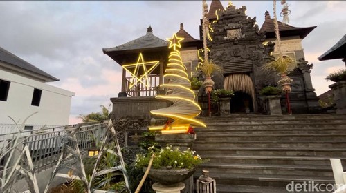 Pohon Natal berbahan kayu palet di GKPB Tirta Empul Kerobokan, Badung, Minggu petang (17/12/2023). (Agus Eka/detikBali)