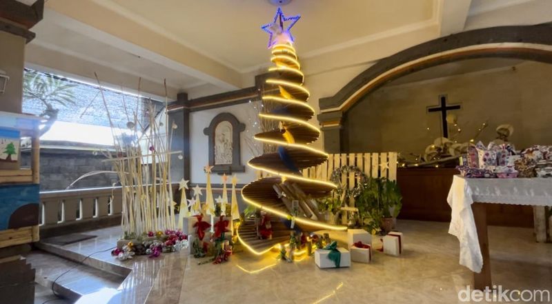 Pohon Natal berbahan kayu palet di GKPB Tirta Empul Kerobokan, Badung, Minggu petang (17/12/2023). (Agus Eka/detikBali)