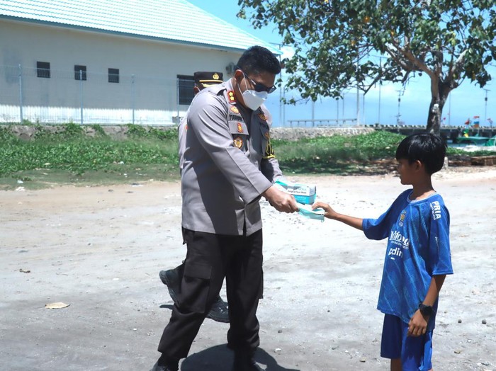 Polisi membagikan masker untuk warga terdampak erupsi Gunung Anak Krakatau