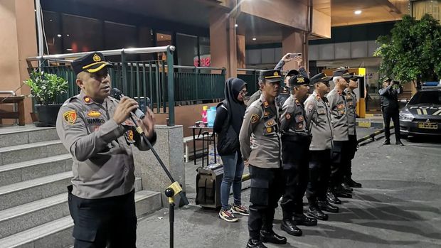 Polsek Cilandak menggandeng ratusan Pokdarkamtibmas patroli malam demi pemilu kondusif.