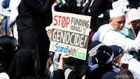 Aksi ini mengecam serangan Israel di Gaza di mana puluhan ribu warga tewas.
