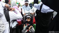 Aksi ini diikuti anak-anak hingga dewasa.