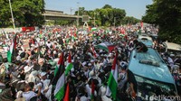 Massa menggelar aksi bela Palestina di depan Kedubes Amerika Serikat (AS), Jalan Medan Merdeka Selatan, Jakarta, Minggu (17/12/2023).