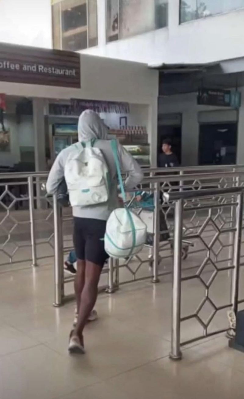 Potret Victor Mansaray berada di Bandara Sultan Hasanuddin Makassar, Sabtu (16/12).