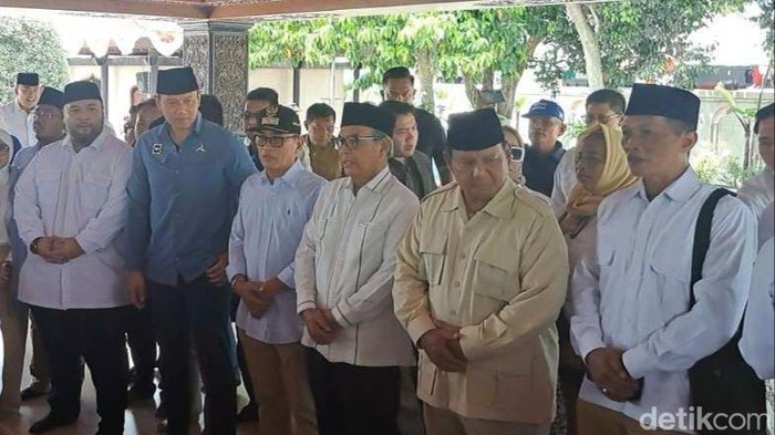 Prabowo Subianto saat ziarah makam Sukarno