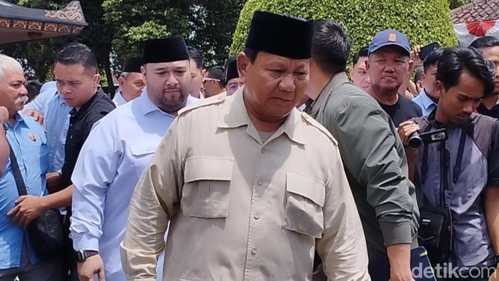 Prabowo Subianto usai ziarah ke Makam Bung Karno di Blitar.