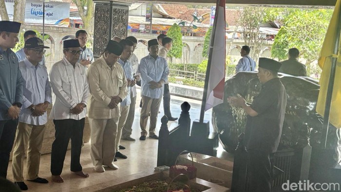 Prabowo Subianto ziarah ke makam Bung Karno di Blitar.