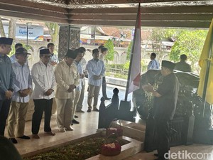 Prabowo Ziarah ke Makam Soekarno: Beliau Proklamator-Pejuang, Kita Hormati
