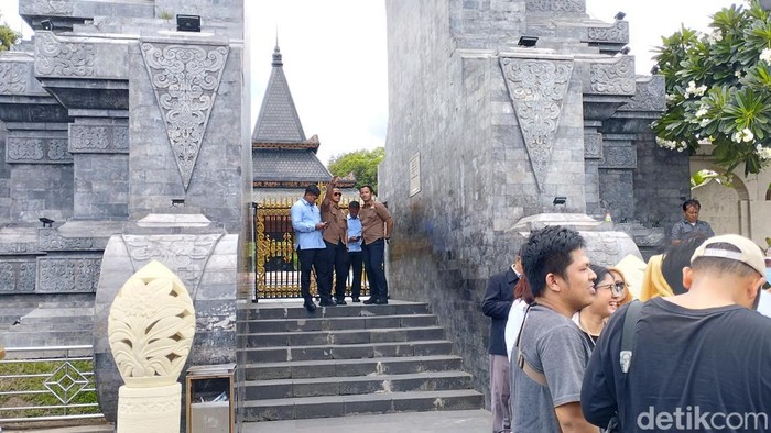 Proses sterilisasi Makam Bung Karno jelang kedatangan Prabowo.