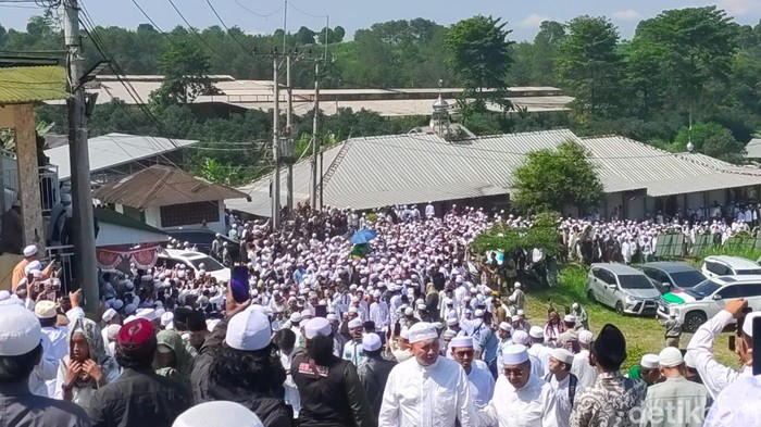 Prosesi pemakaman istri Habib Rizieq Shihab di Megamendung, Bogor