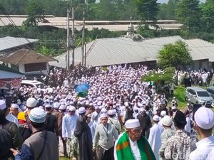 Momen HRS Melepas Sang Istri ke Peristirahatan Terakhir di Megamendung