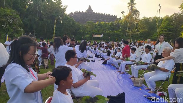 Prosesi pemotongan rambut para peserta Pabbajja Samanera Sementara 2023 di Taman Aksobya Candi Borobudur, Minggu (17/12/2023).