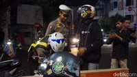 Polisi melakukan razia knalpot brong pada beberapa titik di Kota Surabaya. Mulai dari kawasan Embong Malang, Tunjungan, hingga Wali Kota Mustajab. Sebanyak 31 kendaraan dilakukan penindakan karena melanggar.
