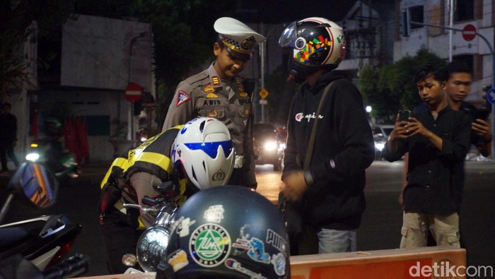 Puluhan kendaraan terjaring razia knalpot brong di Surabaya Jelang perayaan Natal dan Tahun Baru (Nataru) 2024, sejumlah persiapan pengamanan mulai dilakukan. Salah satunya merazia pemotor yang menggunakan knalpot brong, Minggu
(17/12/2023).