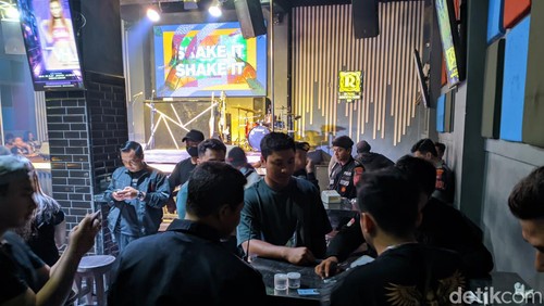 Polisi sedang melakukan tes urine kepada pengunjung dan pemandu lagu di salah satu kafe di Kota Mataram, Minggu dini hari (17/12/2023). Foto: (Ahmad Viqi/detikBali).