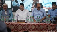 Dalam acara deklarasi, Habib Luthfi turut menyanyikan lagu ciptannya yaitu Padang Bulan.