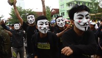 Sejumlah mahasiswa menggunakan topeng Guy Fawkes yang menjadi simbol perlawanan terhadap kekuasaan yang dianggap telah menindas kebebasan berdemokrasi dengan menabrak konstitusi di Indonesia.