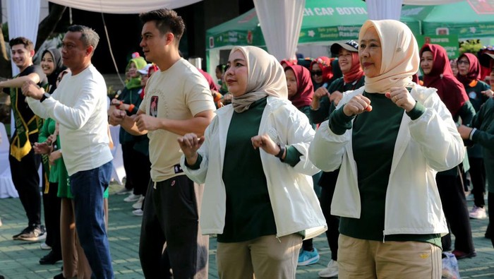 Senam dan Jalan Sehat βEmak-emakβ Jaksel Menyambut hari Ibu yang jatuh pada 22 Desember 2023, program Serasi kembali dikenalkan guna mengapresiasi sosok Ibu di kehidupan keluarga Indonesia.