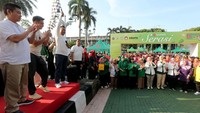 Wali Kota Jakarta Selatan, Munjirin melepas kegiatan Jalan Sehat yang diikuti oleh Istri Penjabat (Pj) Gubernur DKI Jakarta Mirdiyanti Budi Harton, Ketua Tim Penggerak PKK Jakarta Selatan dan Ketua Dharma Wanita Kota Administrasi Jakarta Selatan, Essie Feransie Munjirin pada acara selebrasi Hari Ibu dalam rangkaian Program Serasi Teh Cap Botol Bersama TP PKK dan DWP Jakarta Selatan di Kantor Walikota Jakarta Selatan, Minggu (17/12).