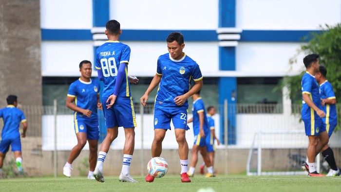 Sesi latihan PSIM Jogja di Stadion Gelora Bandung Lautan Api, Minggu (17/12/2023).