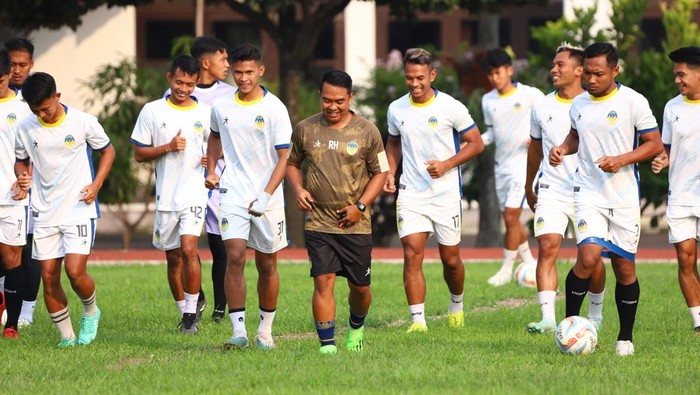 Sesi latihan PSIM Jogja jelang menghadapi Persikab di Lapangan Seskoad Bandung, Sabtu (16/12/2023).