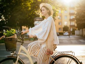 3 Inspirasi OOTD Berbahan Linen yang Nyaman untuk Liburan