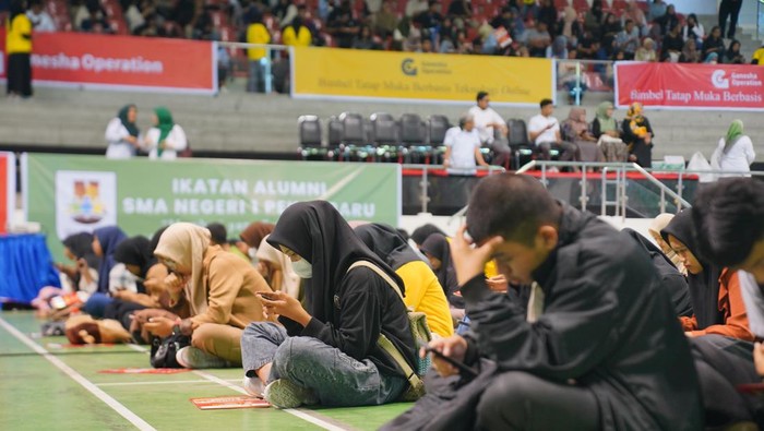 Siswa sedang mengikuti try out yang digelar Ikasmansa Pekanbaru dan Ganesha Operation di Pekanbaru