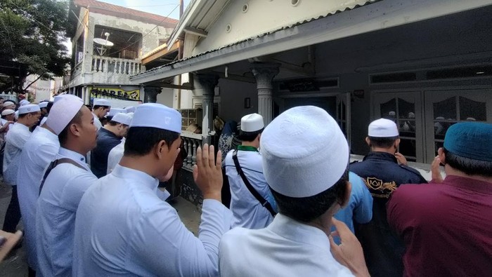 Situasi salat jenazah istri Habib Rizieq di Petamburan